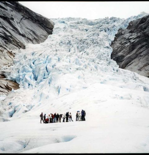 Grimpeurs sur le glacier de Briksdal (Briksdalbreen) dans le parc national de Jostedalsbreen cree en 1991.
Sogn og Fjordane, Norvege.
10/06/2005.
Rock climber on the Briksdal Glacier (Briksdalbreen) in the national park of Jostedalsbreen, founded in 1991.
Sogn og Fjordane, Norway. 06/10/2005.